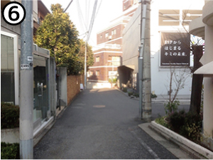 階段を降りたところ