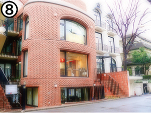 突き当りを左折するとめずらしい茶色のレンガ調