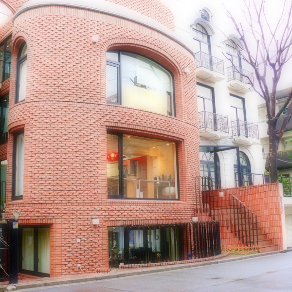 茶色いめずらしいレンガ調の建物