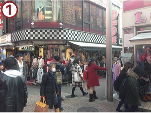 竹下通りを入ってすぐ100円ショップダイソーの前の路地を右折
