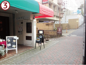 少し行き、紅茶屋を左折