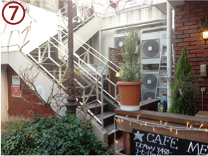 何件か並ぶカフェの奥の階段をUP