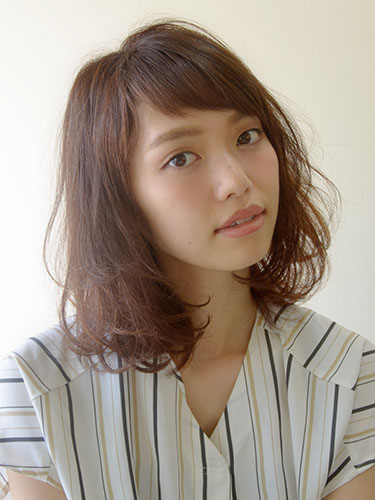 重めミディアムヘアにふんわりパーマが今っぽい Red Hot レッドホット 原宿 表参道 美容室 ヘアサロン